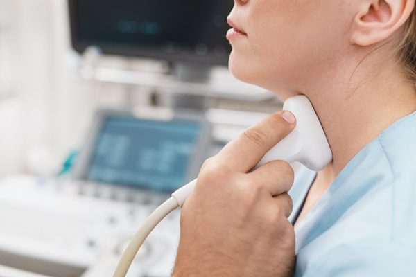 Examen de la thyroïde avec échographie médicale
